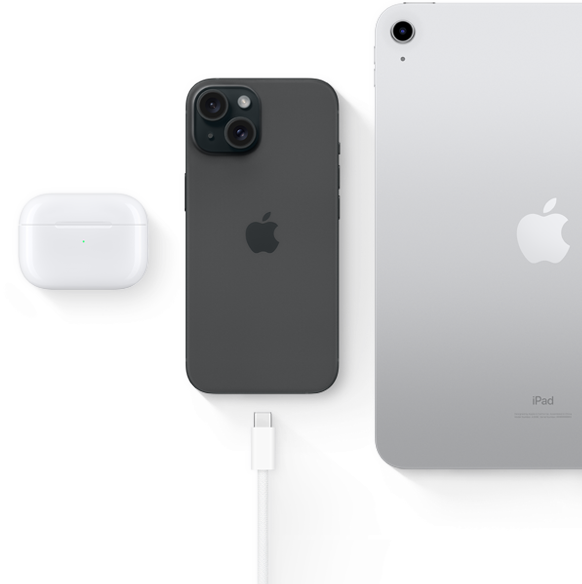 Un iPhone 15 con conector USB-C que muestra cómo se puede usar el mismo conector para los AirPods Pro y el iPad