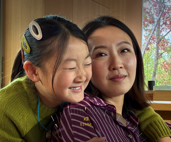Teleobjetivo x2 haciendo zoom sobre una montaña cubierta de árboles y vegetación