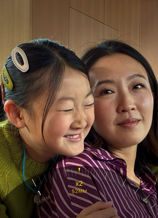 Teleobjetivo x2 haciendo zoom sobre una montaña cubierta de árboles y vegetación
