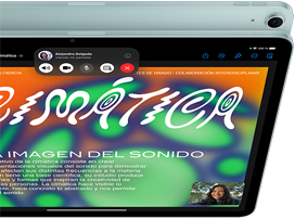 Vista de un iPad Air que muestra a una persona en FaceTime utilizando la cámara 12MP Center Stage, junto a otro modelo de iPad Air que muestra la parte trasera del dispositivo y la cámara
