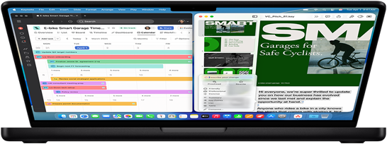 MacBook Pro semiabierto con una pantalla dividida que muestra dos documentos