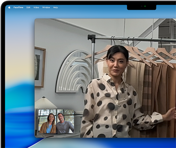 Una videollamada en un MacBook Pro en la que una mujer muestra telas a otras dos personas, Encuadre Centrado la mantiene en el encuadre conforme se desplaza