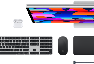 Accesorios para el Mac: AirPods, Studio Display, Magic Keyboard, Magic Mouse, Magic Trackpad y cable de carga MagSafe en color medianoche