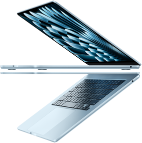 Dos portátiles MacBook Air en azul cielo abiertos que forman una flecha para resaltar su diseño fino