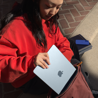 Una estudiante mete el MacBook Air en su mochila