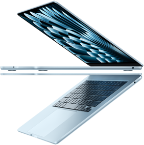 Dos portátiles MacBook Air en azul cielo abiertos que forman la figura de una flecha para resaltar su diseño fino