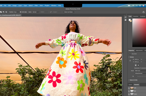 MacBook Air, ventana de Adobe Photoshop con una foto de una mujer que lleva un colorido vestido de flores para destacar el brillo de la pantalla Liquid Retina