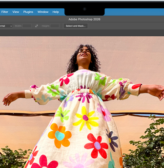 MacBook Air, ventana de Adobe Photoshop con una foto de una mujer que lleva un colorido vestido de flores para destacar el brillo de la pantalla Liquid Retina
