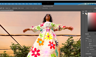 MacBook Air, ventana de Adobe Photoshop con una foto de una mujer que lleva un colorido vestido de flores para destacar el brillo de la pantalla Liquid Retina
