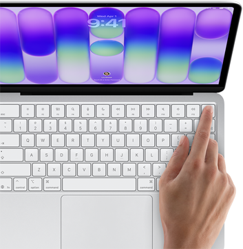 MacBook Neo, color plata, pantalla de inicio de sesión, dedo de una persona apoyado sobre el sensor Touch ID en la esquina superior derecha del teclado