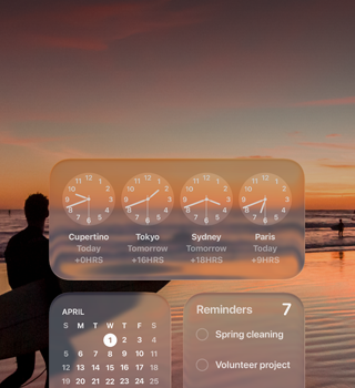 Pantalla de macOS Tahoe y widgets de Reloj, Calendario, Recordatorios y Tiempo en Liquid Glass sobre una imagen de un surfista en la playa al atardecer