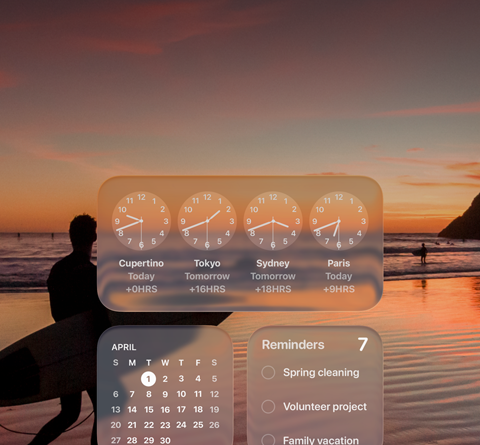 Pantalla de macOS Tahoe y widgets de Reloj, Calendario, Recordatorios y Tiempo en Liquid Glass sobre una imagen de un surfista en la playa al atardecer