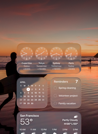 Pantalla de macOS Tahoe y widgets de Reloj, Calendario, Recordatorios y Tiempo en Liquid Glass sobre una imagen de un surfista en la playa al atardecer