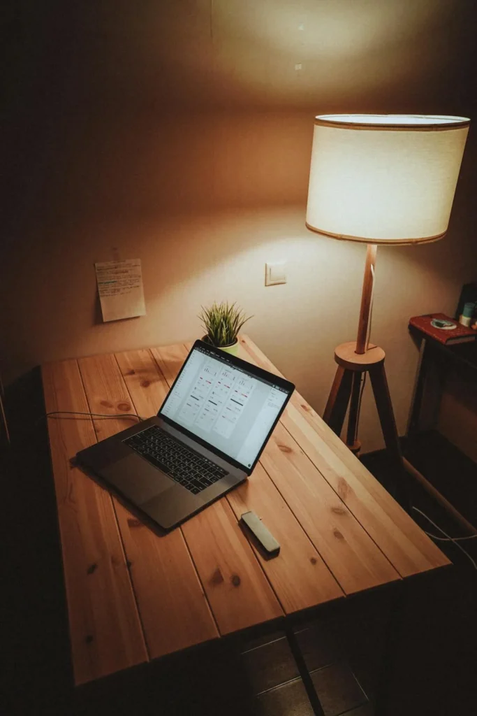Portátil MacBook Pro en entorno de trabajo corporativo